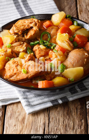 Würziges Hähnchen Eintopf mit Gemüse close-up in einer Schüssel auf dem Tisch. Vertikale Stockfoto