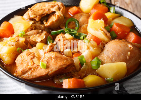Dakdoritang-würzigen Koreanischen Hühnereintopf closeup auf der Platte. Horizontale Stockfoto