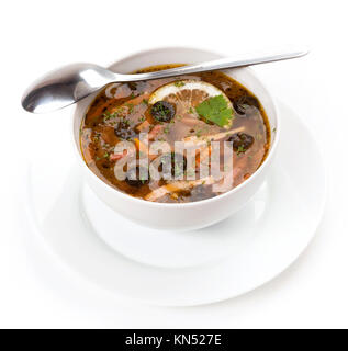 Die Suppe solyanka gegossen in eine weiße Suppe Platte Stockfoto