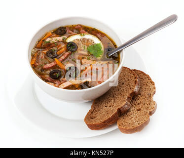 Die Suppe solyanka gegossen in eine weiße Suppe Platte Stockfoto