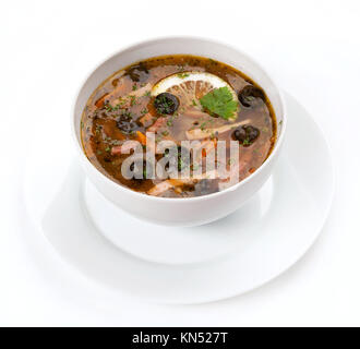 Die Suppe solyanka gegossen in eine weiße Suppe Platte Stockfoto