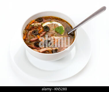 Die Suppe solyanka gegossen in eine weiße Suppe Platte Stockfoto