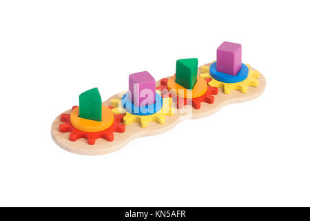 Foto eines Holzspielzeug Kinder Sorter mit kleinen Details in Form von Zahnrädern, in unterschiedlichen Farben auf weißem Hintergrund isoliert Stockfoto