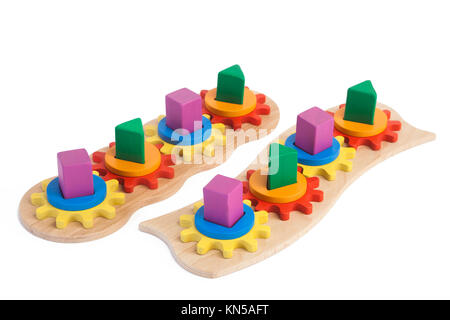 Foto von zwei Holzspielzeug Kinder Sorter mit kleinen Details in Form von Zahnrädern, in unterschiedlichen Farben für die Entwicklung von Motor hand o Stockfoto