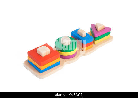 Foto eines Holzspielzeug Kinder Sorter mit kleinen Details in Form von geometrischen Formen (Rechteck, Quadrat, Kreis, Dreieck), in verschiedenen Stockfoto