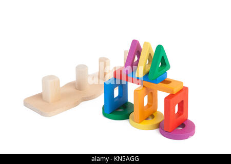 Foto eines Holzspielzeug Kinder Sorter mit kleinen Details in Form von geometrischen Formen (Rechteck, Quadrat, Kreis, Dreieck), in verschiedenen Stockfoto