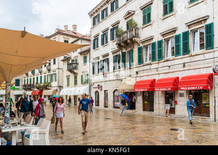 Touristen mit Sonnenschirmen im Regen, Kotor, Montenegro Stockfoto