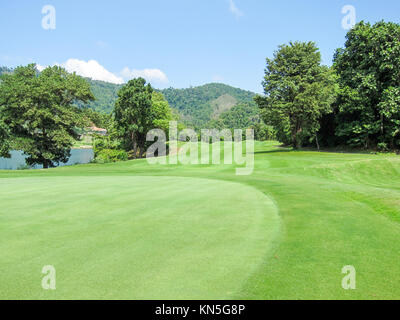 Blick auf die Fahrrinne und Berge, Loch Palm Golf Club, Phuket, Thailand Stockfoto