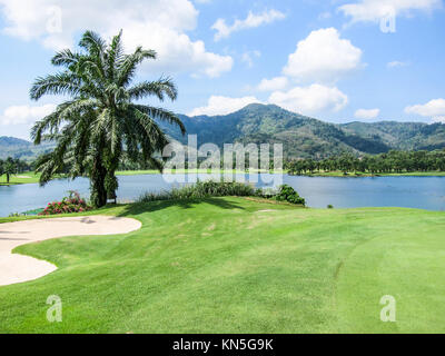 Blick über den See und die Berge, Loch Palm Golf Club, Phuket, Thailand Stockfoto