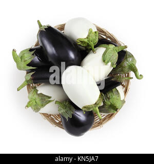 Ansicht von oben essen Auberginen weiss und schwarz in den Warenkorb auf weißem Hintergrund Stockfoto