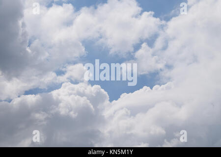 Herzförmige Wolken in einer hellen und klaren Himmel. Stockfoto