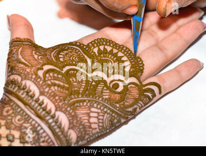 Bild der menschlichen Hand mit Henna Tätowierung dekoriert, Mehendi Stockfoto