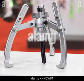 Hydraulische Metall Cutter-Backen Schneidwerkzeug für Menschen im Fahrzeug Stockfoto