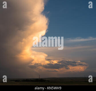 Ein Sturm braut sich auf dem westlichen Landschaft auf der Nebraska Wyoming State Line Stockfoto