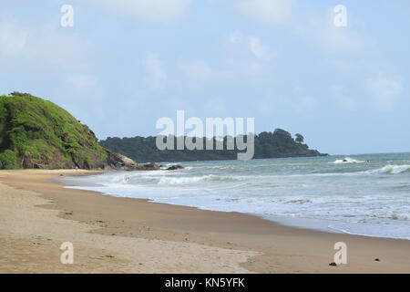 Strand Bilder. Cool Strand mit keine Menschen. Schöner Strand Hintergrund für Website oder Desktop. Super Strand/Meer/Strand. Großartiger Strand Stockfoto