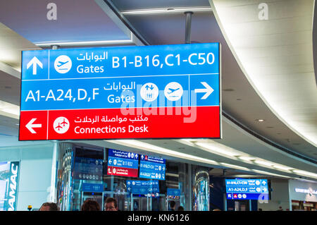 Schild für Flughafengebäude am internationalen Flughafen Dubai Stockfoto