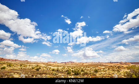 Riesige einsame Landschaft mit schönen cloudscape auf den blauen Himmel. Stockfoto