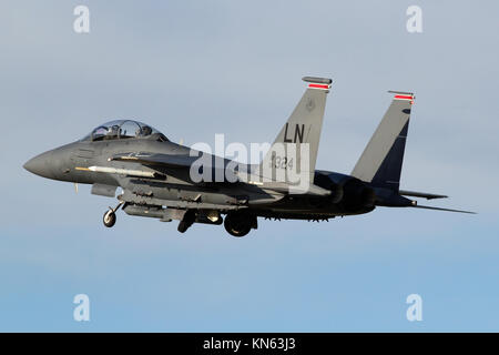 -15E aus der RAF Lakenheath basierte 494th Fighter Squadron Überschreitung der Start- und Landebahn nach der Rückkehr von einem lokalen Ausbildung sortie. Stockfoto