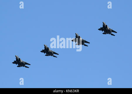 Flug von vier F-15 E Adler aus der 492Nd Fighter Squadron Ankunft in den Overhead an RAF Lakenheath nach einer Routine Ausbildungsflug. Stockfoto