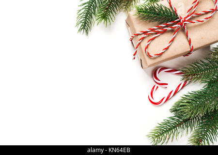 Weihnachtsgeschenk und Süßigkeiten auf dem weißen Tisch Stockfoto