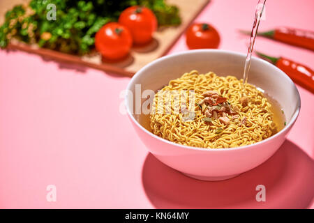 Kochen von Nudeln, kochendes Wasser. Stockfoto