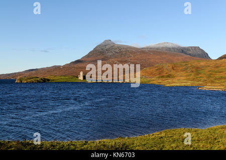 Ardvreck Castle am Ufer des Loch Assynt, ist ein Stein aus dem 16. Jahrhundert rechteckige drei Geschichte halten und den Innenhof der Festung, gegründet durch die Maacleods c Stockfoto