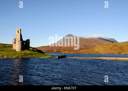 Ardvreck Castle am Ufer des Loch Assynt, ist ein Stein aus dem 16. Jahrhundert rechteckige drei Geschichte halten und den Innenhof der Festung, gegründet durch die Maacleods c Stockfoto