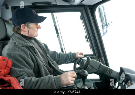 Tom Moody, Leiter der Piste grooming, fahren eine Der schneepflüge an der Aviemore Ski Center im Cairngorms Nationalpark in Schottland, Großbritannien. Stockfoto