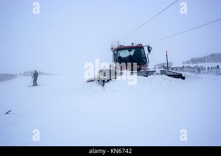 Eine Der schneepflüge an der Aviemore Ski Center im Cairngorms Nationalpark in Schottland, Großbritannien. Der Pflug ist für die Vorbereitung der Ski pi verwendet Stockfoto