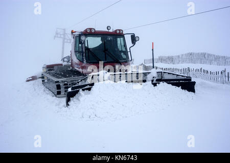 Eine Der schneepflüge an der Aviemore Ski Center im Cairngorms Nationalpark in Schottland, Großbritannien. Der Pflug ist für die Vorbereitung der Ski pi verwendet Stockfoto