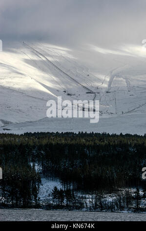 Schnee bedeckt Glenmore Forest Park und der Avieomore Skigebiet an den Hängen des Cairngorm Mountains in der Nähe von Aviemore, Schottland, Großbritannien Stockfoto