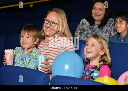 Familien, die im Warwick Arts Centre in Coventry eine Matinee-Vorstellung genießen. Stockfoto