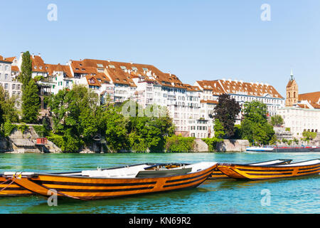 Mit Blick auf das Rheinufer in Basel mit Booten aus Holz im Vordergrund sonniger Tag Stockfoto