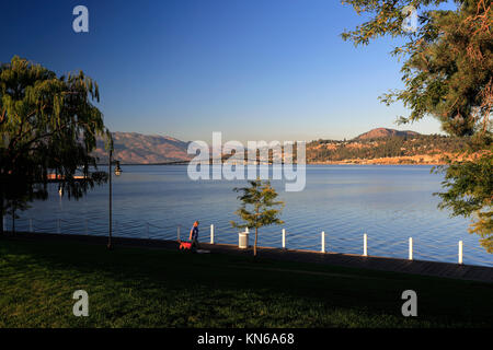 Sonnenaufgang über den Okanagan Lake, Waterfront Park, Kelowna Stadt, Okanagan Valley, British Columbia, Kanada Stockfoto