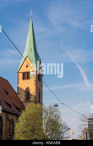 Typische europäische Kirchturm Stuttgart religiösen Wolken blauer Himmel Architektur Sehenswürdigkeiten Evangelische Stockfoto