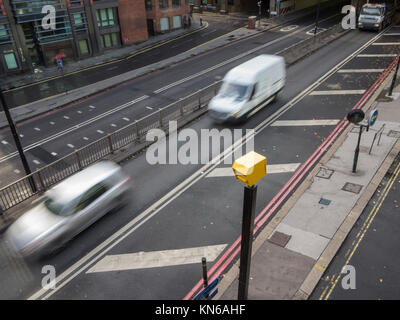 Autos beschleunigen durch eine Speed Trap Stockfoto