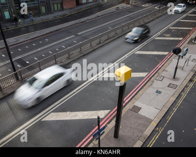 Autos beschleunigen durch eine Speed Trap Stockfoto