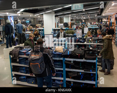 Das Innere von Primark in der Oxford Street, London Stockfoto