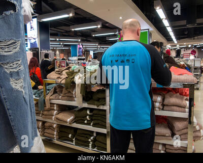 Das Innere von Primark in der Oxford Street, London Stockfoto