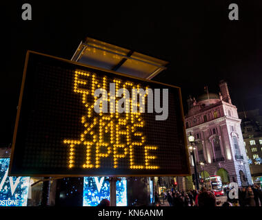 Polizei Schild am Piccadilly Circus Warnung vor Dieben in der Region sowie ihre Xmas Tipple aber kennen ihre Grenzen zu genießen und achten Sie auf Ihr Telefon Stockfoto