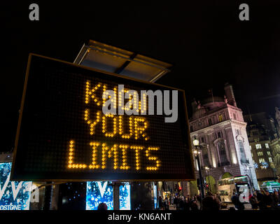 Polizei Schild am Piccadilly Circus Warnung vor Dieben in der Region sowie ihre Xmas Tipple aber kennen ihre Grenzen zu genießen und achten Sie auf Ihr Telefon Stockfoto