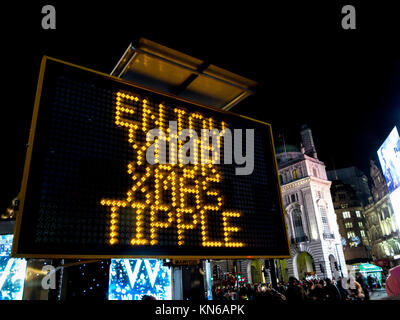 Polizei Schild am Piccadilly Circus Warnung vor Dieben in der Region sowie ihre Xmas Tipple aber kennen ihre Grenzen zu genießen und achten Sie auf Ihr Telefon Stockfoto