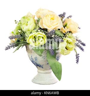 Strauß aus künstlichen Blumen Anordnung Herzstück in alte Vase isoliert auf weißem Hintergrund.
