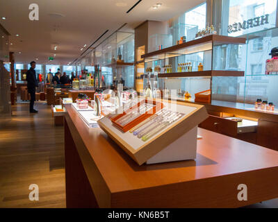 Der Innenraum des Hermes Shop i n Luxushotels Bond Street, London Stockfoto