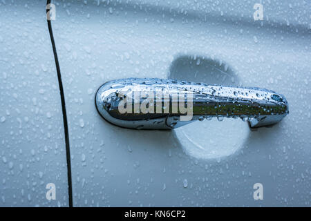 Auto Griff nasse Tropfen Wasser Blau kalt waschen Tür geschlossen Knopf Hebel Chrom Weiß außen Stockfoto