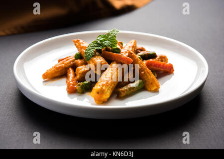 Indische Baby Mais Masala oder würzigen Baby Mais curry mit Roti oder Naan oder indisches Brot serviert. Stockfoto