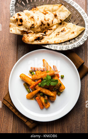 Indische Baby Mais Masala oder würzigen Baby Mais curry mit Roti oder Naan oder indisches Brot serviert. Stockfoto