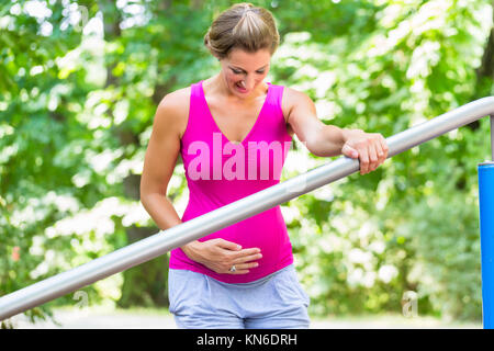 Schwangere Frau, Schwangerschaft Übungen auf Fitness-Trail Stockfoto