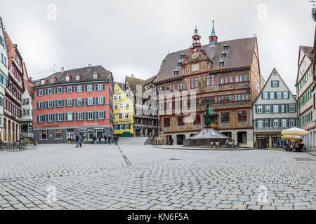 Holz Cottage leuchtende Lampe Fensterläden warmen Deutschen europäischen Altes Haus Vintage Stockfoto