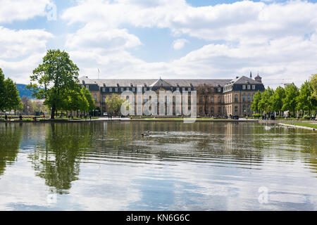 Stuttgart Neues Schloss über Wasser schöner Frühlingstag Deutsche Europäische historische Architektur Stockfoto